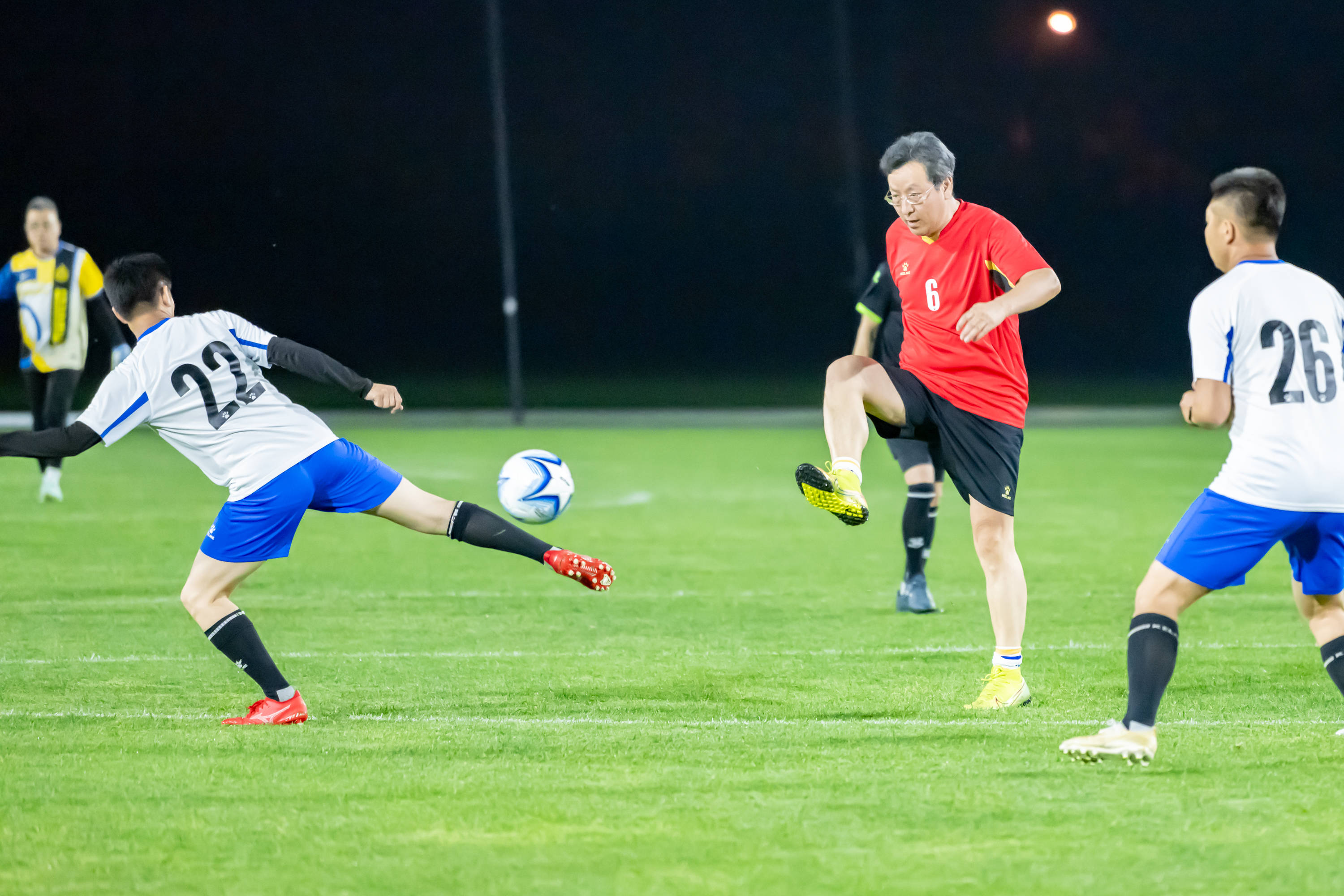 避免单靠纪 避免单靠纪